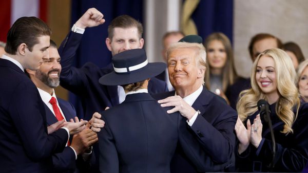 Президент Дональд Трамп со своей женой, первой леди Мелани Трамп, а также сыновьями Бэрроном Трампом, Дональдом Трампом-младшим, Эриком Трампом (слева) и дочерью Тиффани Трамп (справа) после принятия присяги (20 января 2025). Вашингтон - Sputnik Армения
