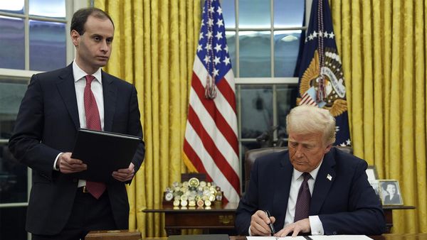 Президент Дональд Трамп подписывает указ о создании Департамента эффективности государственного управления (DOGE) в Овальном кабинете Белого дома (20 января 2025). Вашингтон - Sputnik Արմենիա