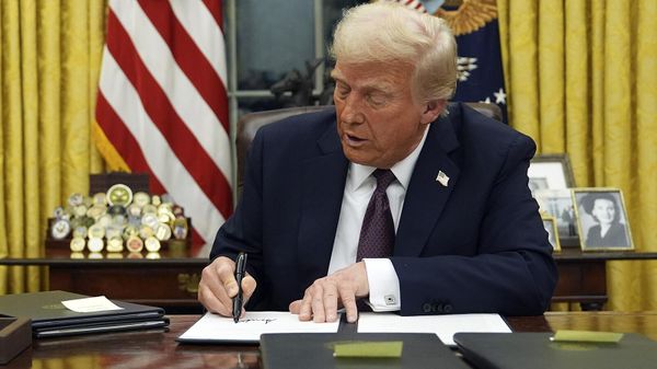 Президент Дональд Трамп подписывает указ в Овальном кабинете Белого дома (20 января 2025). Вашингтон - Sputnik Армения