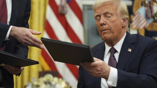 Президент Дональд Трамп подписывает указы в Овальном кабинете Белого дома (20 января 2025). Вашингтон - Sputnik Армения