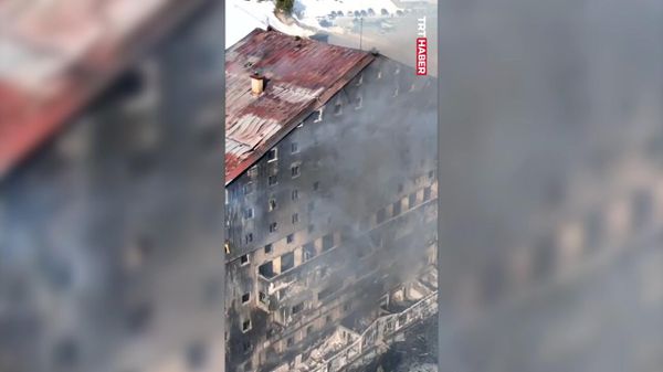 Пожарные на месте пожара в отеле на горнолыжном курорте Болу Карталкая в Турции - Sputnik Армения