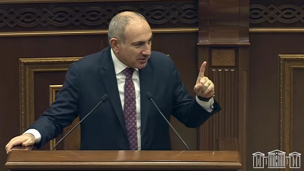 Премьер-министр Никол Пашинян отвечает на вопрос депутата во время правительственного часа в Национальном собрании (22 января 2025). Еревaн - Sputnik Армения
