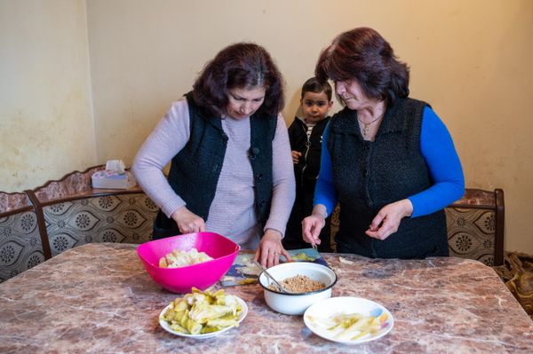 Ануш и Назик готовят традиционную для района Вардениса и Мартуни долму из конопли - Sputnik Армения