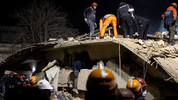 Спасатели проводят поисково-спасательную операцию после обрушения трехэтажного здания в центральном районе Сельчуклу (25 января 2025). Конья, Турция - Sputnik Армения