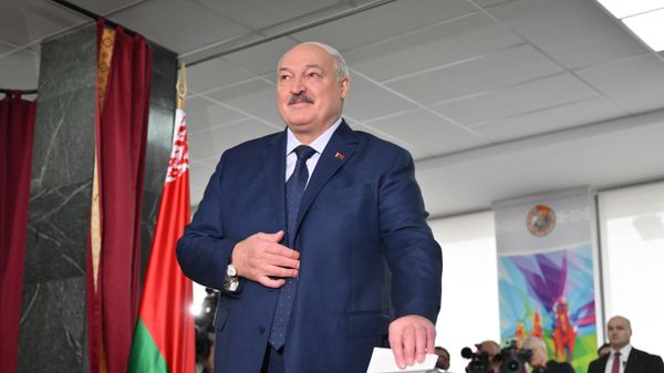 Действующий президент Белоруссии Александр Лукашенко голосует на президентских выборах на избирательном участке (26 января 2025). Минск - Sputnik Армения