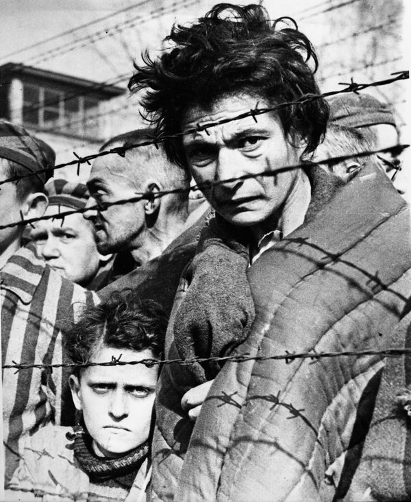 Немецкая оккупация Польши (сентябрь 1939 г. -  январь 1945 г.). Концентрационный лагерь смерти Освенцим (Аушвиц). Оставшиеся в живых 7,5 тыс узников концлагеря были освобождены советскими войсками 27 января 1945 года. - Sputnik Армения