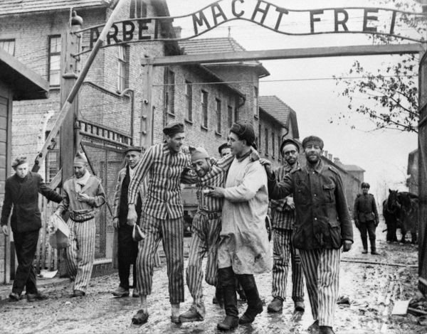 Великая Отечественная война 1941-1945 гг. Освобождение нацистского концентрационного лагеря Освенцим (Аушвиц) войсками 1-го Украинского фронта во взаимодействии с войсками 4-го Украинского фронта в ходе Висло-Одерской операции. Над воротами лагеря —вывеска-лозунг "Арбайт махт фрай" (Arbeit macht frei), что означает — "Труд освобождает". - Sputnik Армения