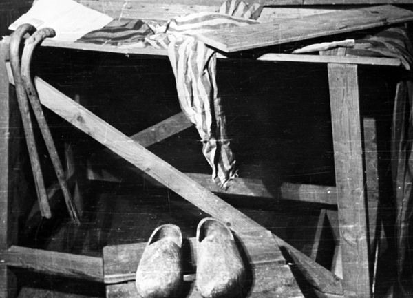 Скамья для экзекуций. Лагерь Освенцим —крупнейший и наиболее долго просуществовавший из нацистских лагерей уничтожения, поэтому он стал одним из главных символов Холокоста. Как свидетельствуют документы Нюрнбергского трибунала, в лагере в 1941-1945 годах было умерщвлено 2,8 миллиона человек, 90% из которых были евреи. - Sputnik Армения