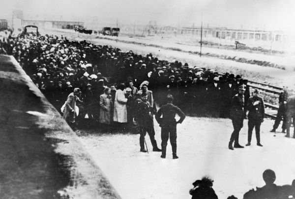 Концентрационный лагерь Освенцим (нем. Аушвиц) был создан на территории Польши в соответствии с приказом Генриха Гиммлера об организации лагерей смерти на территории оккупированных стран от 27 апреля 1940 года.  Первые заключенные транспортируются в Освенцим. - Sputnik Армения
