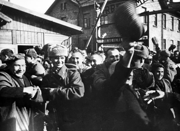 Освобождение нацистского концентрационного лагеря Освенцим (Аушвиц) войсками 1-го Украинского фронта во взаимодействии с войсками 4-го Украинского фронта в ходе Висло-Одерской операции. Узники Освенцима в первые минуты после освобождением лагеря Советской Армией. - Sputnik Армения