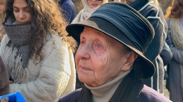 Блокадница на торжественном мероприятии, посвященном 81-й годовщине полного освобождения Ленинграда от фашистской блокады, у памятника детям блокадного Ленинграда в парке имени Ваагна Давтяна (27 января 2025). Еревaн - Sputnik Армения
