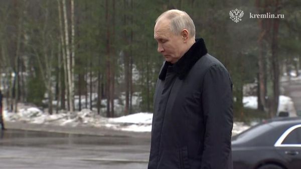 Президент РФ Владимир Путин возложил цветы к памятнику Рубежный камень на военно-историческом комплексе Невский пятачок - Sputnik Армения