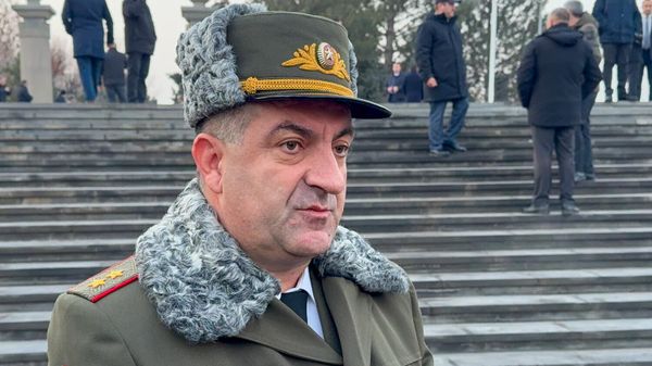 ՀՀ ԶՈւ ԳՇ պետ Էդվարդ Ասրյանը Եռաբլուրում - Sputnik Արմենիա