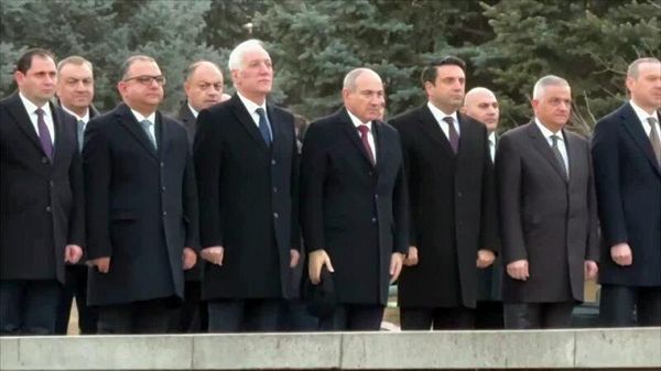 Никол Пашинян прибыл в военный пантеон Ераблур - Sputnik Армения