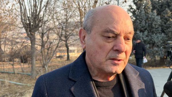 Альберт Базеян отвечает на вопросы журналистов в военном пантеоне Ераблур (28 января 2025). Еревaн - Sputnik Армения