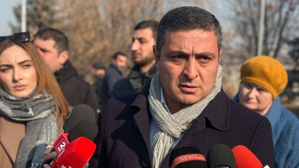 Менуа Согомонян отвечает на вопросы журналистов в военном пантеоне Ераблур (28 января 2025). Еревaн - Sputnik Армения