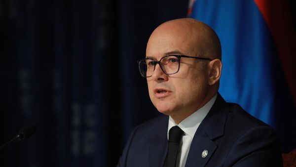 Милош Вучевич на совместной пресс-конференции с  начальником генштаба Сербии по поводу столкновений на севере Косово (2 октября 2023). Белград - Sputnik Армения