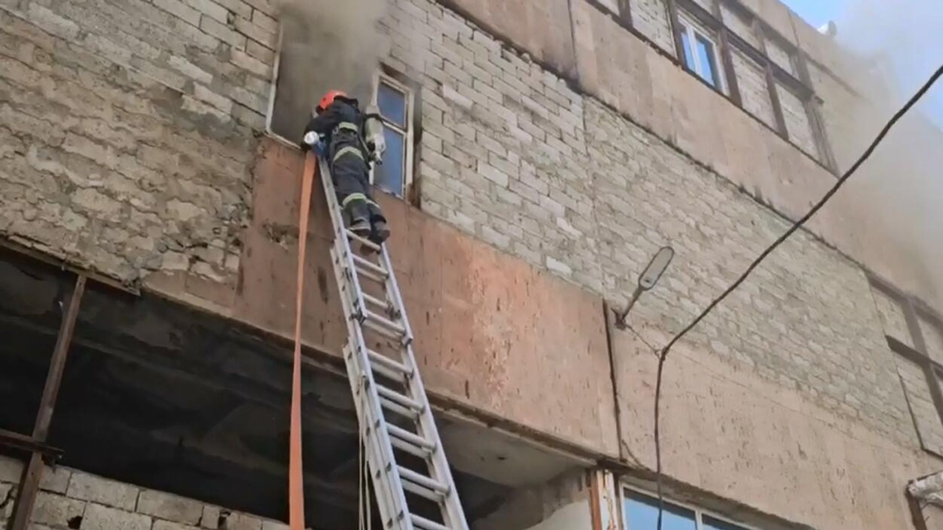 Пожарные расчеты на месте возгорания на улице Арин Берд (28 января 2025). Еревaн - Sputnik Արմենիա, 1920, 28.01.2025