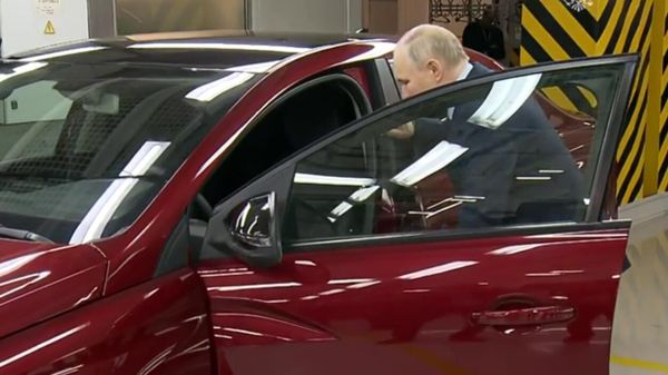 Путин в ходе посещения завода АвтоВАЗ в Тольятти ознакомился с новинкой концерна - предсерийным автомобилем Lada Iskra - Sputnik Армения