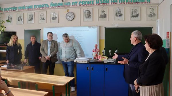 Правительство Москвы, Департамент внешнеэкономических и международных связей Москвы и Московский Дом соотечественника передал дорогостоящее оборудование для занятия биологией ФГКОУ школе № 21 российского Минобороны в Ереване - Sputnik Армения