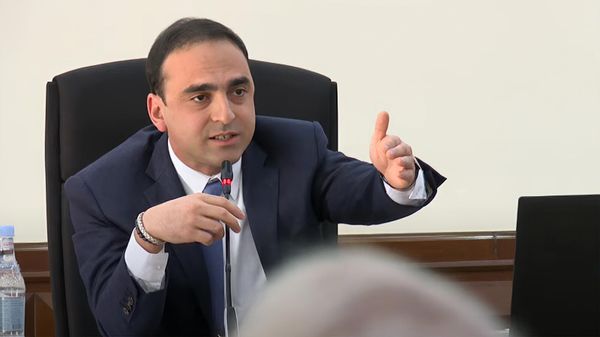 Мэр Еревaна Тигран Авинян во время внеочередного заседания Совета старейшин столицы (31 января 2025). Еревaн - Sputnik Армения