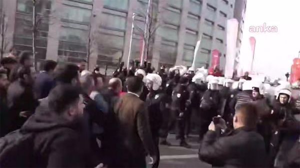 Около здания суда в Чаглаяне продолжается потасовка между полицейскими и кемалистами сторонниками мэра Стамбула Имамоглу. - Sputnik Армения