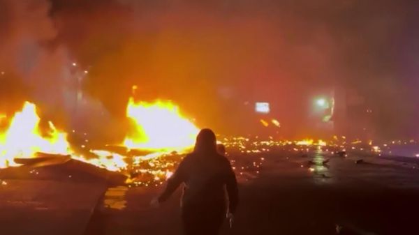 Самолет, перевозивший тяжелобольного ребенка, упал на жилые дома и сгорел в Филадельфии - Sputnik Армения
