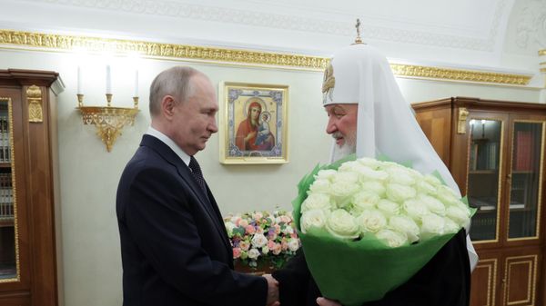 Президент России Владимир Путин поздравляет патриарха Московского и Всея Руси Кирилла с шестнадцатой годовщиной интронизации  - Sputnik Армения