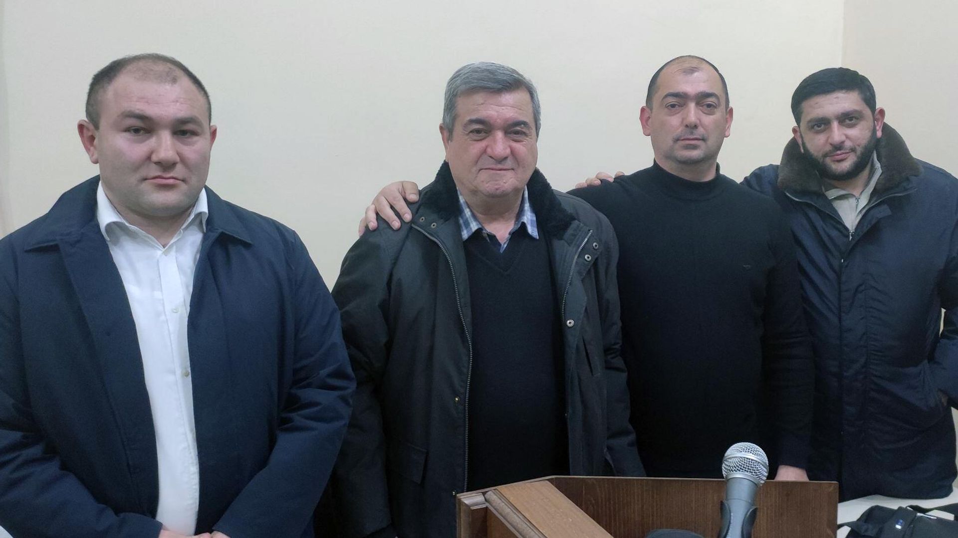 Гариб Бабаян и адвокат Давид Ованнисян за час до вынесения решения суда - Sputnik Армения, 1920, 02.02.2025