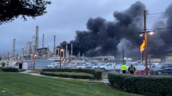 Пожар на одном из крупнейших в США нефтеперерабатывающих заводов в Калифорнии - Sputnik Армения