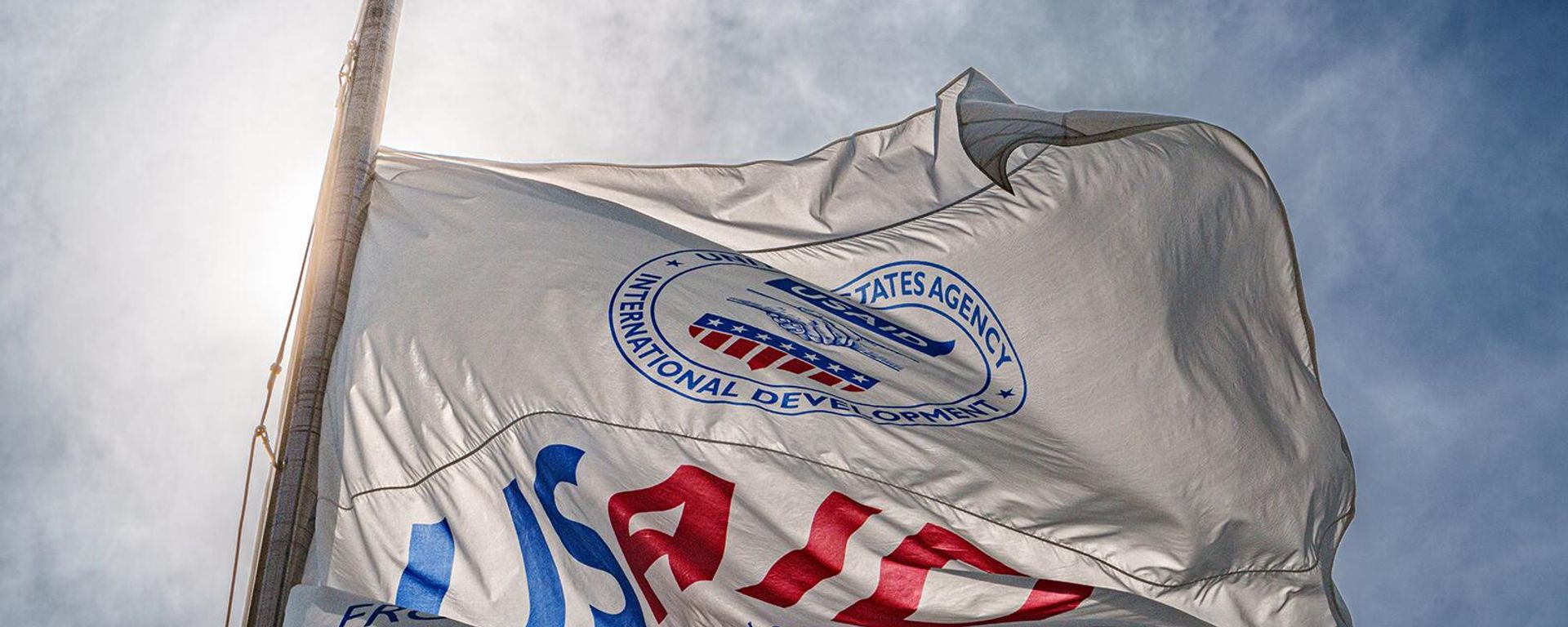 Флаг с символикой USAID перед зданием штаб-квартиры Агентства - Sputnik Армения, 1920, 04.02.2025