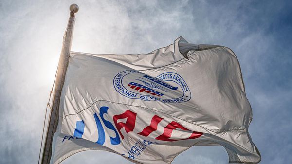 Флаг с символикой USAID перед зданием штаб-квартиры Агентства - Sputnik Армения