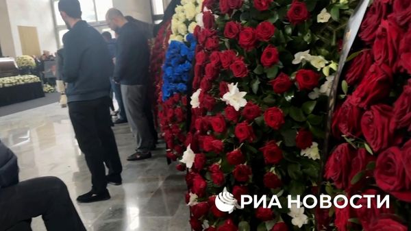 Церемония прощания с основателем батальона Арбат Арменом Саркисяном на Троекуровском кладбище - Sputnik Армения