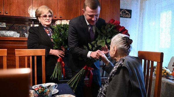Глава Краснодара Евгений Наумов и председатель городской Думы Краснодара Вера Галушко вручили 100-летнему ветерану Евдокии Есаян медаль в честь 80-летия Победы - Sputnik Армения