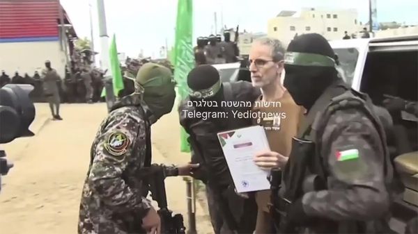 Бригады Кассам передали Красному Кресту в Дейр-эль-Балахе трех израильских пленных в военной форме - Sputnik Армения