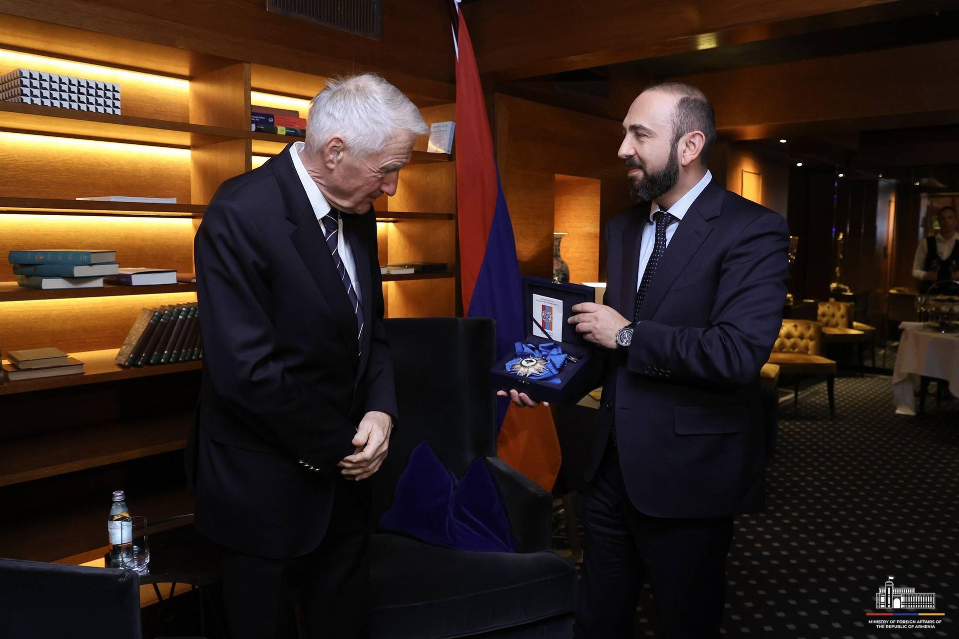 Глава МИД Арарат Мирзоян вручил Орден Почета РА бывшему ГС СЕ, бывшему премьер-министру Норвегии Турбьёрну Ягланду (8 февраля 2025). Осло Глава МИД Арарат Мирзоян вручил Орден Почета РА бывшему ГС СЕ, бывшему премьер-министру Норвегии Турбьёрну Ягланду (8 февраля 2025). Осло - Sputnik Армения, 1920, 08.02.2025