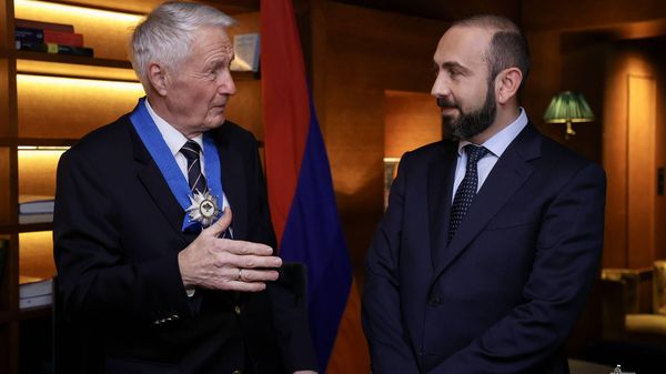 Глава МИД Арарат Мирзоян вручил Орден Почета РА бывшему ГС СЕ, бывшему премьер-министру Норвегии Турбьёрну Ягланду (8 февраля 2025). Осло - Sputnik Армения