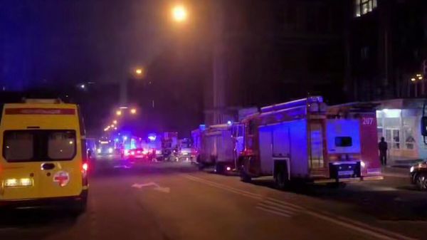 Обстановка на месте тушения пожара в административном здании на востоке Москвы - Sputnik Армения
