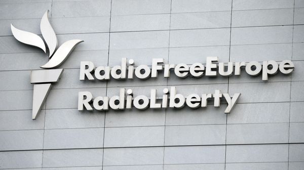 Вывеска на здании штаб-квартиры международной радиовещательной организации Радио „Свободная Европа“/Радио „Свобода“ в Праге - Sputnik Армения