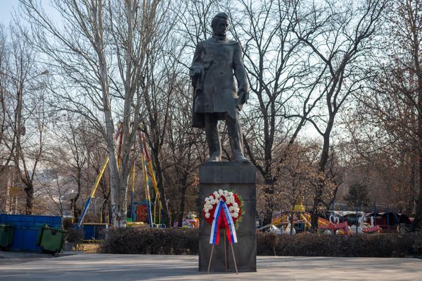 Традиционное возложение цветов к памятнику Грибоедову в честь Дня дипломатического работника (10 февраля 2025). Еревaн - Sputnik Армения