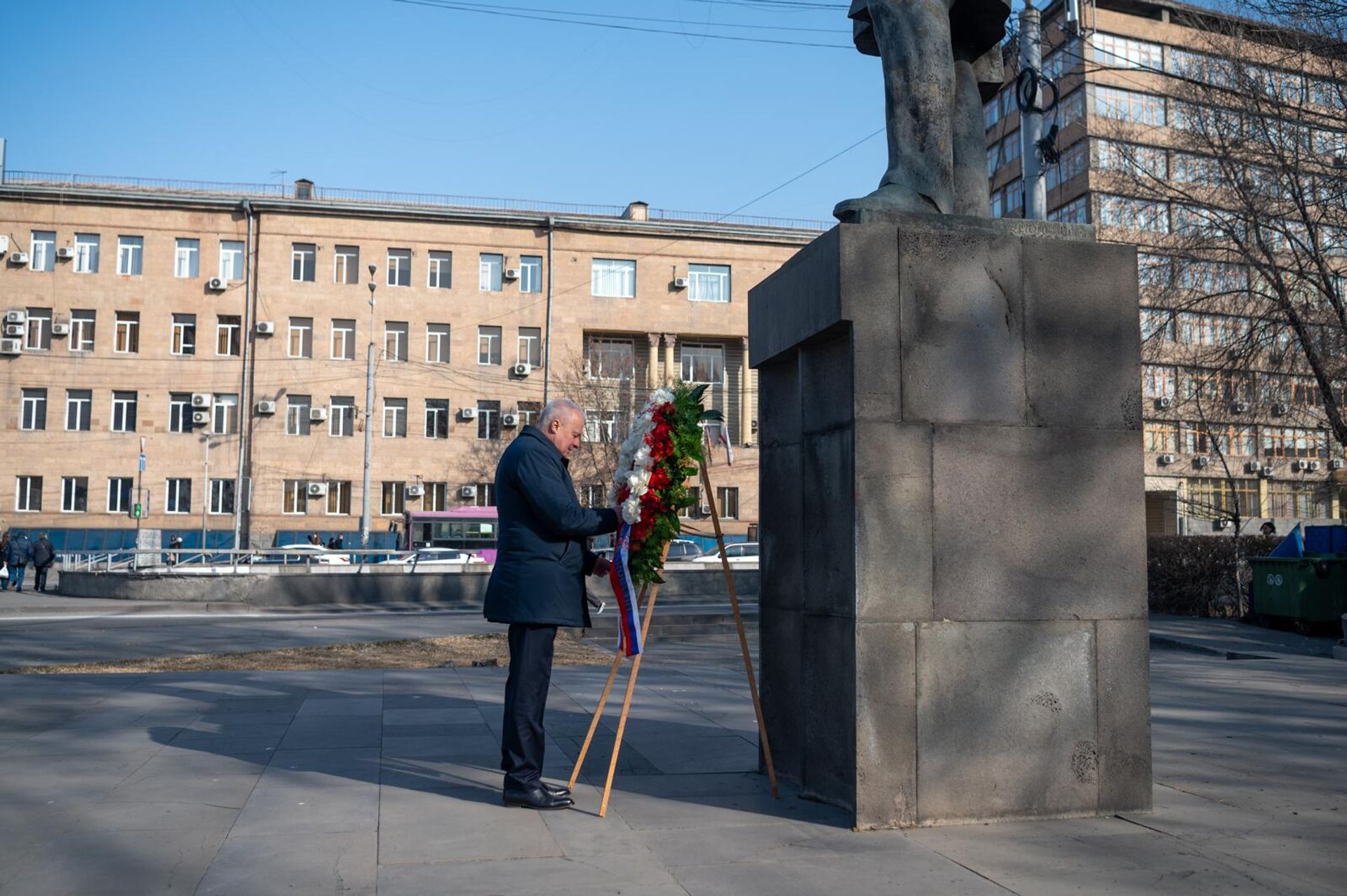 Традиционное возложение цветов к памятнику Грибоедову в честь Дня дипломатического работника (10 февраля 2025). Еревaн - Sputnik Армения, 1920, 10.02.2025