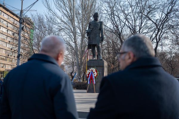 Традиционное возложение цветов к памятнику Грибоедову в честь Дня дипломатического работника (10 февраля 2025). Еревaн - Sputnik Армения