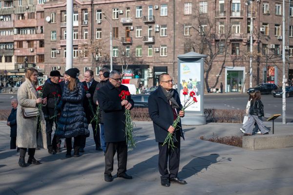 Традиционное возложение цветов к памятнику Грибоедову в честь Дня дипломатического работника (10 февраля 2025). Еревaн - Sputnik Армения