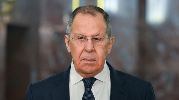 Министр иностранных дел РФ Сергей Лавров выступает с речью после возложения цветов к мемориальным доскам ветеранов МИД по случаю дня дипломатического работника (10 февраля 2025). Москвa - Sputnik Армения