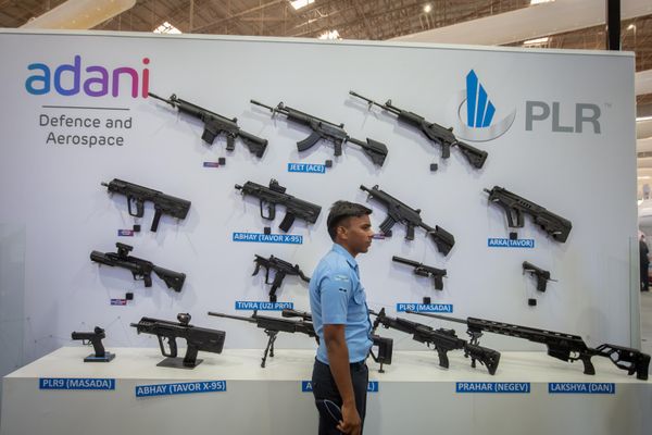 ՌՕՈւ զինծառայողը «Adani Defence and Aerospace» ընկերության տաղավարի մոտ - Sputnik Արմենիա
