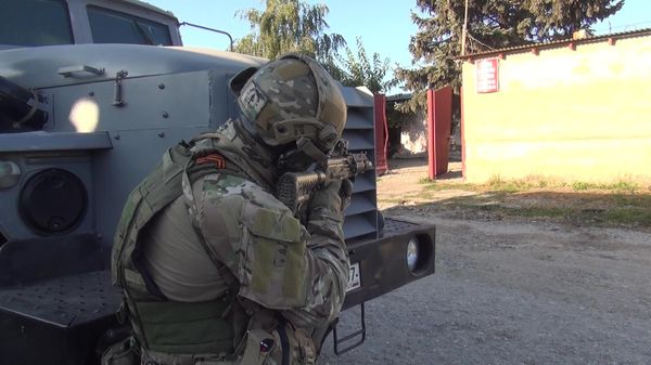 Сотрудник правоохранительных органов во время проведения контртеррористической операции - Sputnik Армения