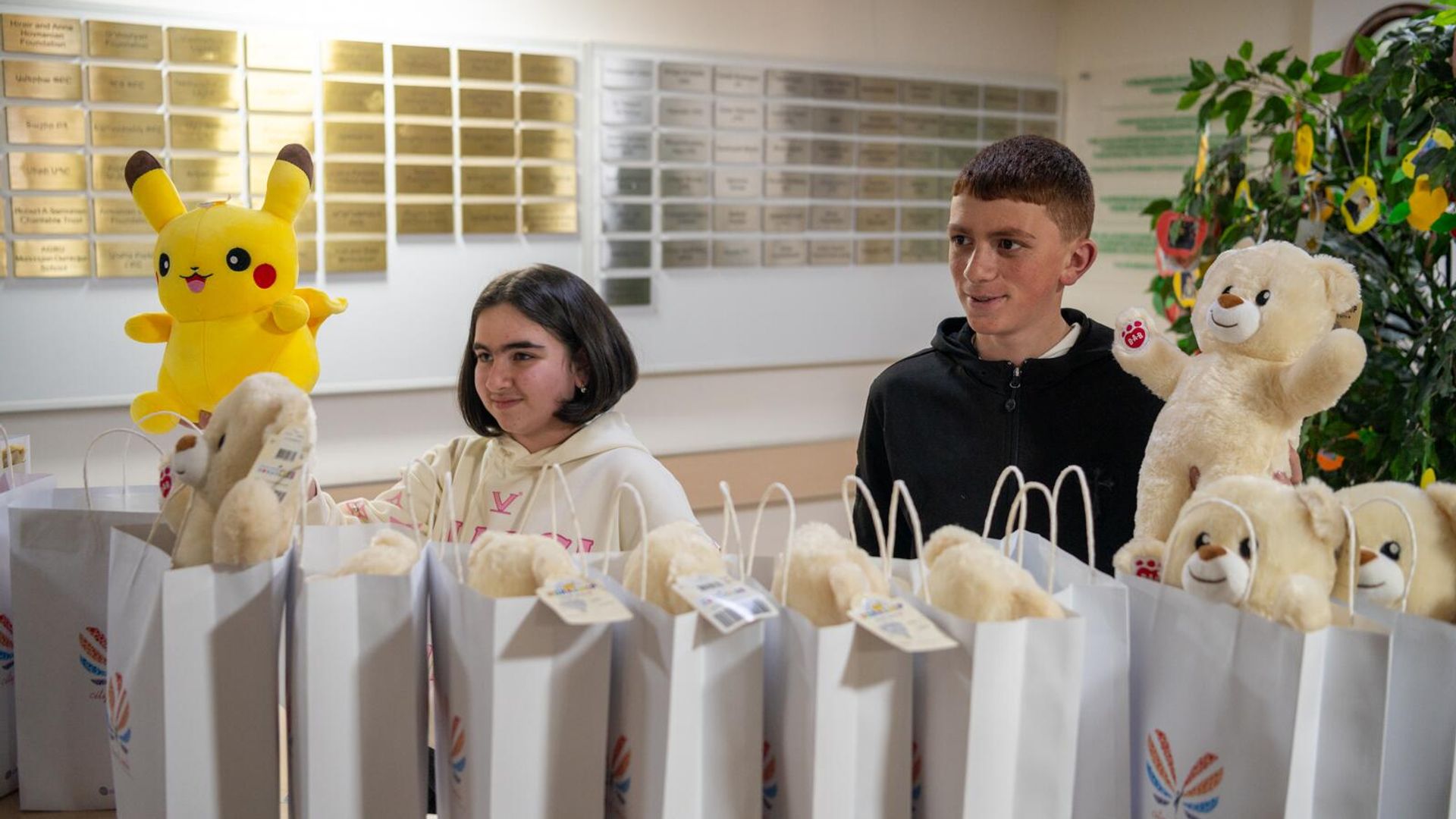 12-летняя Люсия Багманян и 16-летний Ромик Аршакян в Центре детской онкологии и заболеваний крови 12-летняя Люсия Багманян и 16-летний Ромик Аршакян в Центре детской онкологии и заболеваний крови - Sputnik Армения, 1920, 16.02.2025
