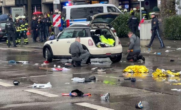 Полицейские осматривают автомобиль недалеко от места, где он въехал в группу людей в центре Мюнхена. - Sputnik Армения