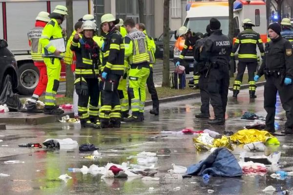 Спасатели возле места, где автомобиль въехал в группу людей в центре Мюнхена. - Sputnik Армения