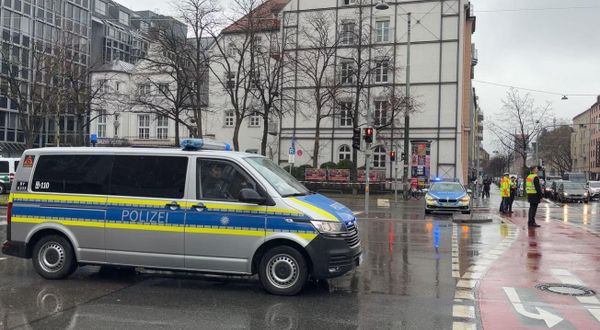 Полицейский автомобиль на месте наезда машины на толпу людей в Мюнхене. - Sputnik Армения